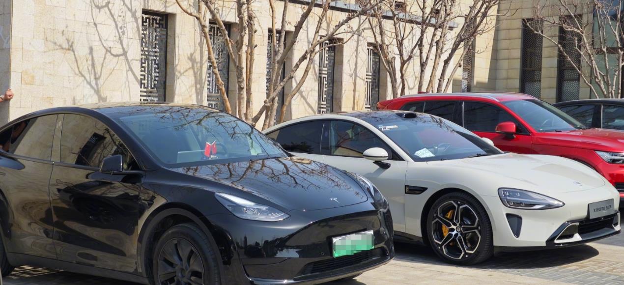 Xiaomi SU7 vs Tesla Model 3：全面对比与深入剖析
