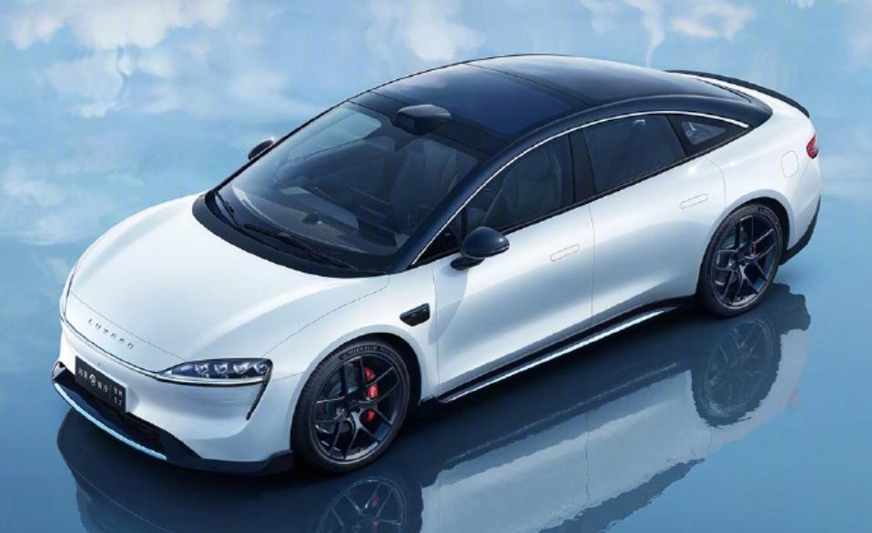 华为余承东发布新版智界S7轿车:起售价24.98万元,搭载全新科技配置