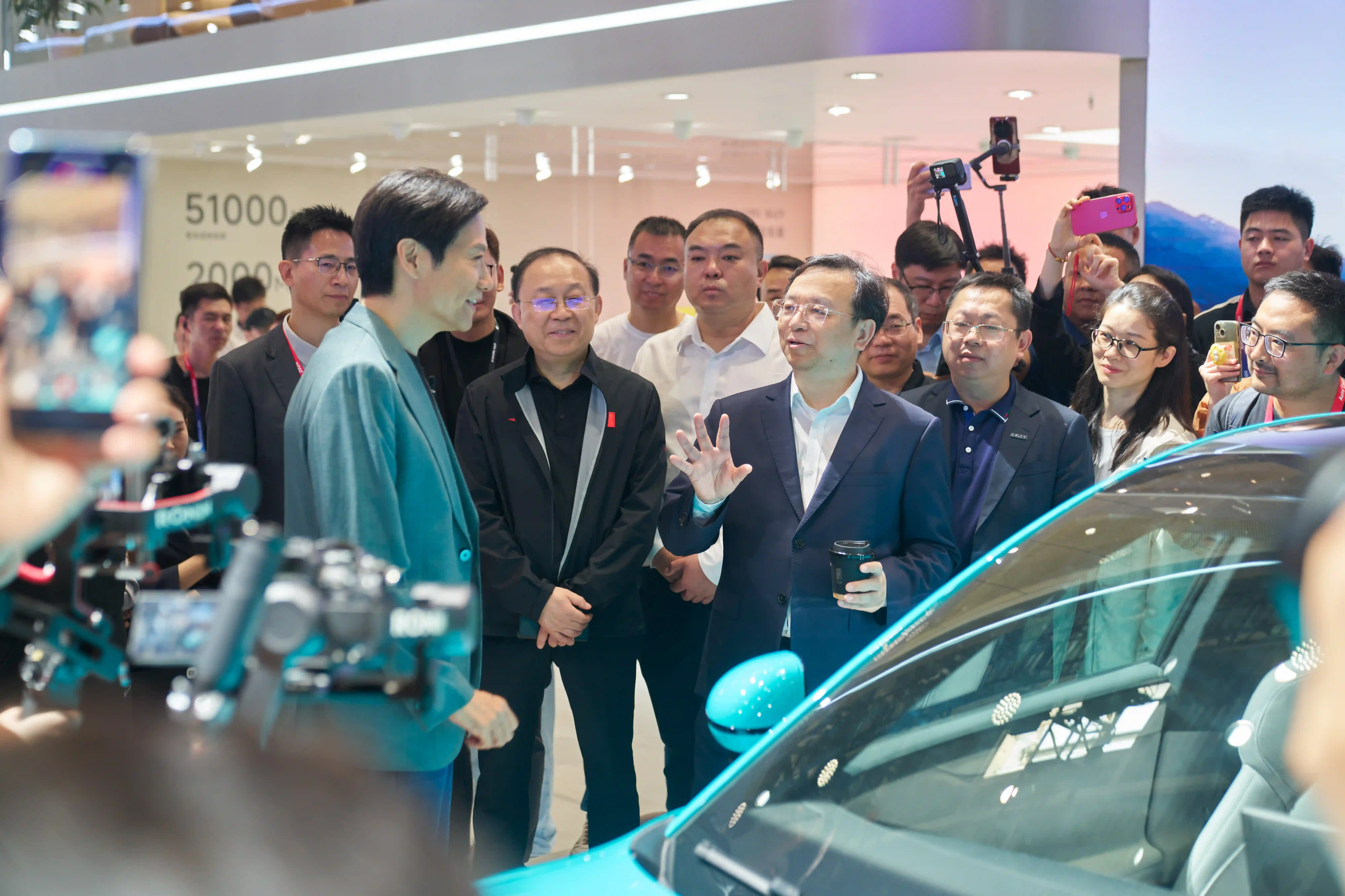 比亚迪王传福现身小米展台 雷军亲自接待并介绍小米SU7