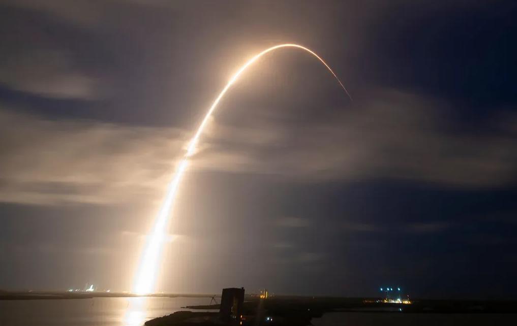 SpaceX发射猎鹰9号火箭,不回收一级助推器送伽利略卫星至中地球轨道