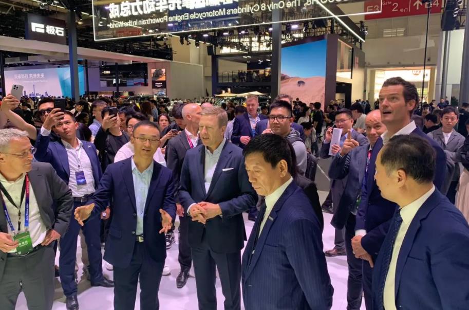宝马集团董事长参观长城汽车展台,后者展示自研技术